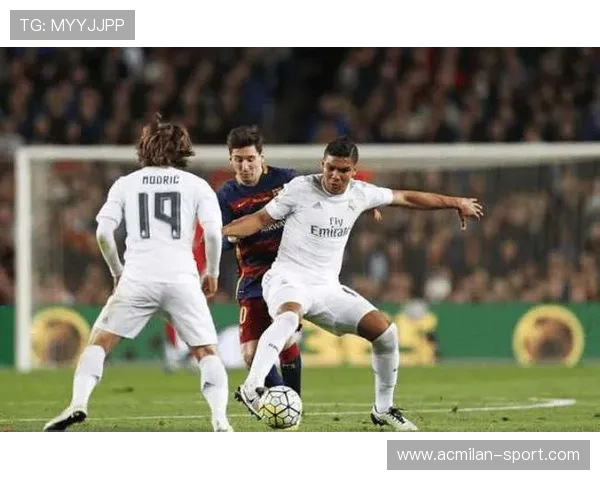 卡塞米罗关键铲断避免丢球:一瞬间的英雄主义,展现冠军心态 卡塞米罗关键铲断避免丢球:一瞬间的英雄主义,展现冠军心态